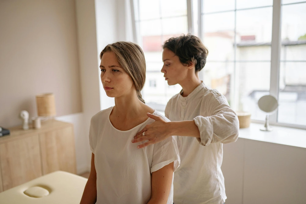 Woman receiving treatment for rotator cuff shoulder injury